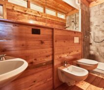 modern bathroom, apartment accommodation, ski sauze d'oulx