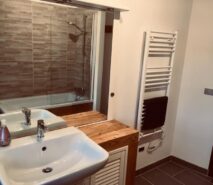 bathroommodern luxury and comfort in Chalet style Casa della Nonna, ski holiday apartment central Sauze d'Oulx