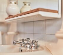 modern bathroom, chalet style apartment accommodation, ski sauze d'oulx