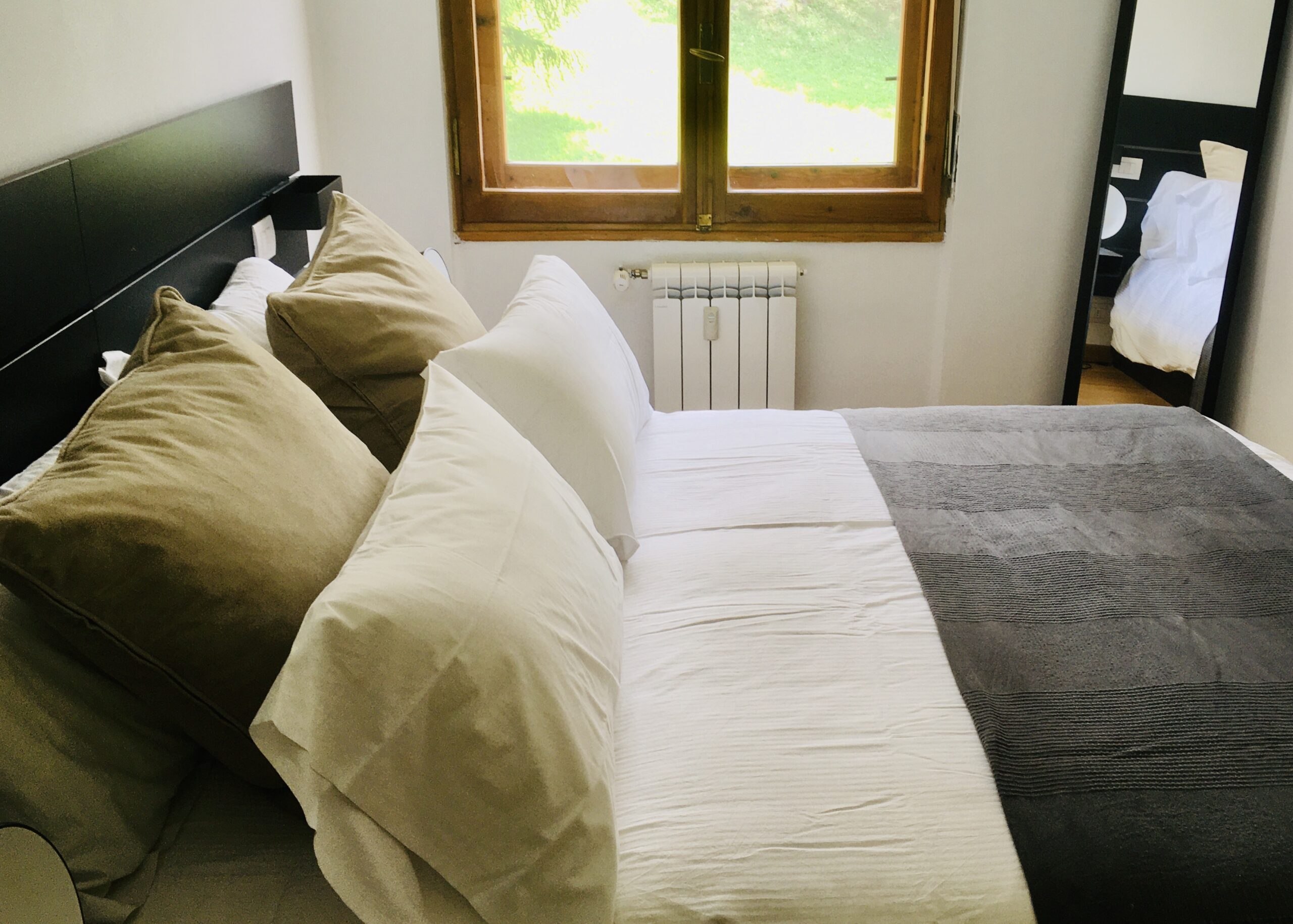 modern bedroom, chalet style apartment accommodation, ski sauze d'oulx