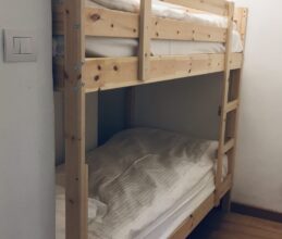 Modern bunk room of ski holiday apartment Belvedere in Sauze d'Oulx