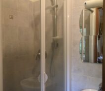 Shower en-suite in apartment Biancaneve, Sauze d'Oulx ski holiday apartment